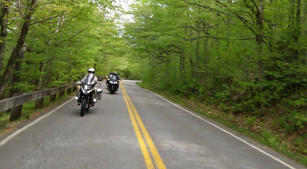Un autre samedi hi-la-rant avec la gang.
Un p'tit 660 km chill ( 😁😁😁 ) au Vermont et New York. Smuggler's Notch, Pie Casso, VT 100, VT 17, la Ensign Pond et la Tracy. Tout y est passé.
Y inclus un léger dépassement de km [...]