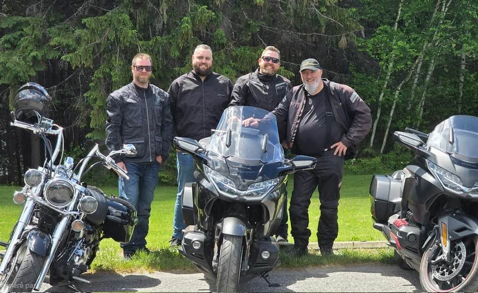 Du 12 au 14 juin dernier, notre communauté s'est donné rendez-vous pour un séjour exceptionnel de trois jours sur les routes de l'Estrie. Le convoi avait fière allure avec pas moins de 12 motos, un Spyder et – surprise ! – une Corvette pour compléter la bande.
Un immense merci à Charles pour l'organisation impeccable de [...]