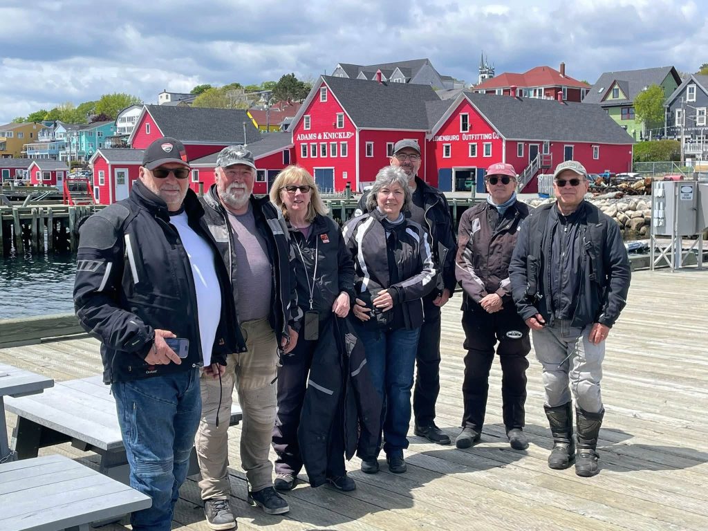 14 jours de pure liberté, 5 motos, 7 personnes crinquées et des souvenirs pour la vie !
Du 23 mai au 6 juin dernier, des membres de notre belle association sont partis à l'aventure dans les Maritimes.
J'ai beau essayer de vous le décrire, leurs photos parlent d'elles-mêmes. WOW, que c'était beau ! Entre l'océan à perte de vue [...]