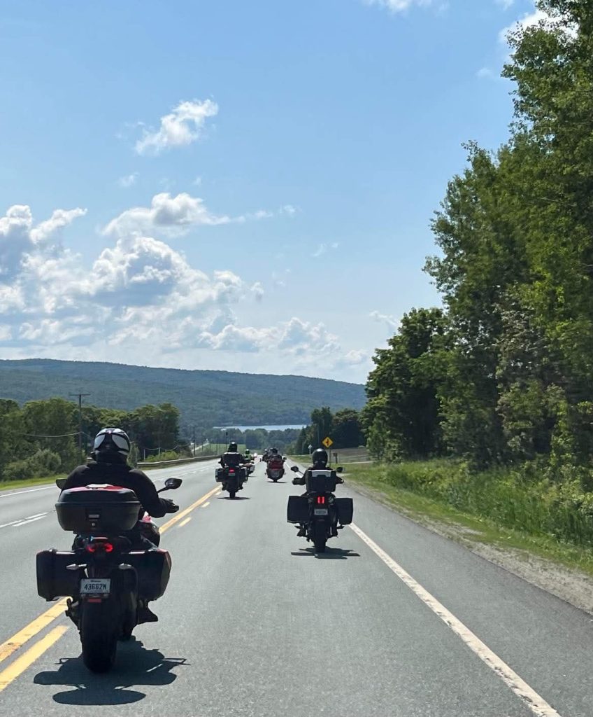 Quel magnifique week-end sur les routes !
Du 26 au 29 juin dernier se tenait le tant attendu rassemblement de la FMQ (Fédération des motocyclistes du Québec). Le moins que l'on puisse dire, c'est que la communauté était au rendez-vous : pas moins de 300 motos et près de 400 passionnés issus de plusieurs associations [...]